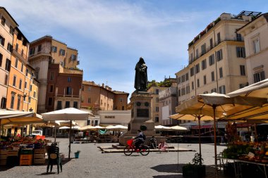 15 Mayıs 2020, Roma, İtalya: Tecridin ikinci aşaması nedeniyle Campo dei Fiori turistler olmadan manzarası