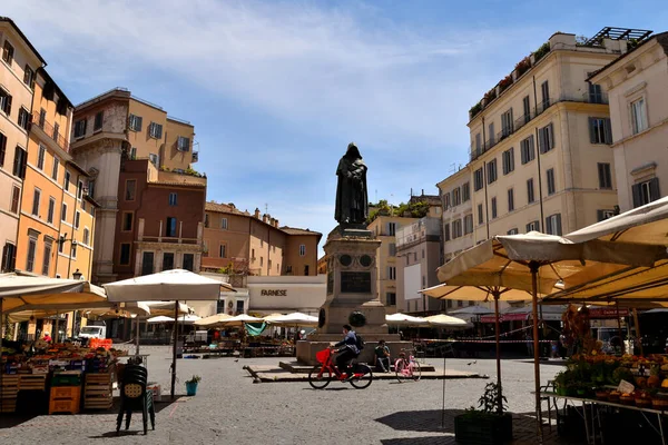 15 Mayıs 2020, Roma, İtalya: Tecridin ikinci aşaması nedeniyle Campo dei Fiori turistler olmadan manzarası