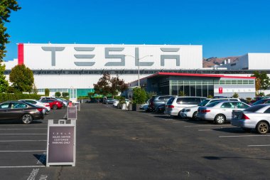 Tesla galerisi ve satış merkezi Tesla Fabrikası 'nın otoparkında.