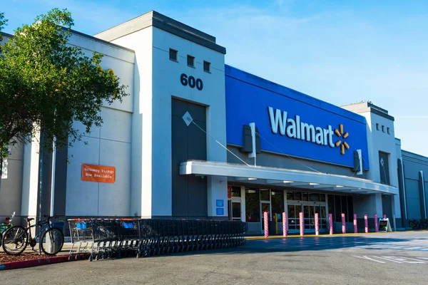 Fachada da loja Walmart. Fila de carrinhos de compras estão prontos para os clientes . — Fotografia de Stock