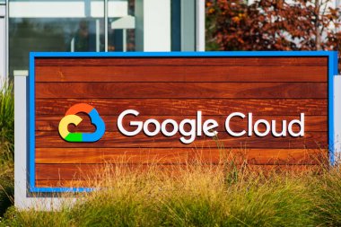Google Bulut işareti Silikon Vadisi 'ndeki Google kampüsünde gösterilir