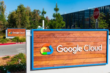 Google Bulut işareti Silikon Vadisi 'ndeki Google kampüsünde gösterilir