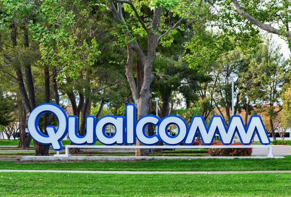 Знак Qualcomm возле офиса Qualcomm Research Silicon Valley — стоковое фото