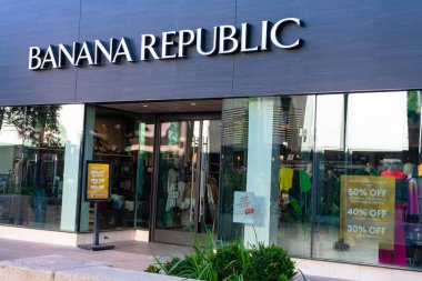 Banana Republic giyim mağazası girişi