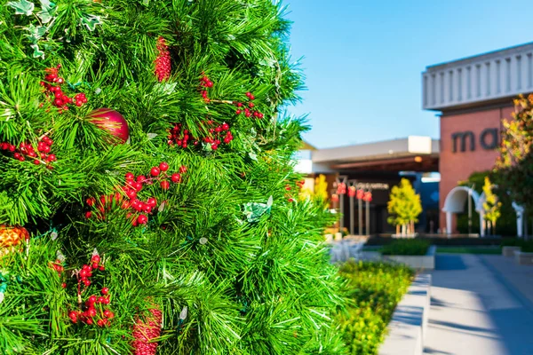 Nahaufnahme. geschmückter Weihnachtsbaum. verschwommene Ladenfassade von Macy — Stockfoto