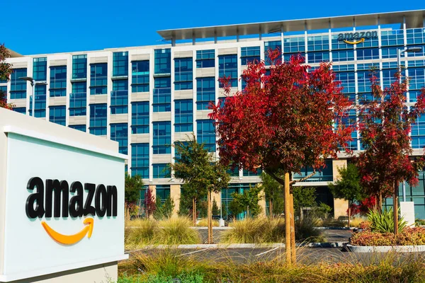 Logotipo de Amazon en el campus Amazon.com en Silicon Valley — Foto de Stock