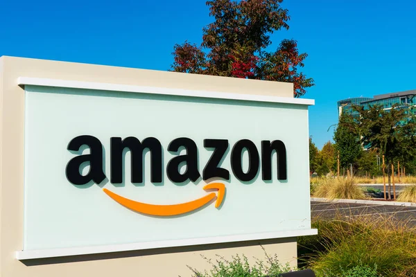 Logo Amazonu s charakteristickým oranžovým úsměvem na kampusu v Silicon Valley — Stock fotografie
