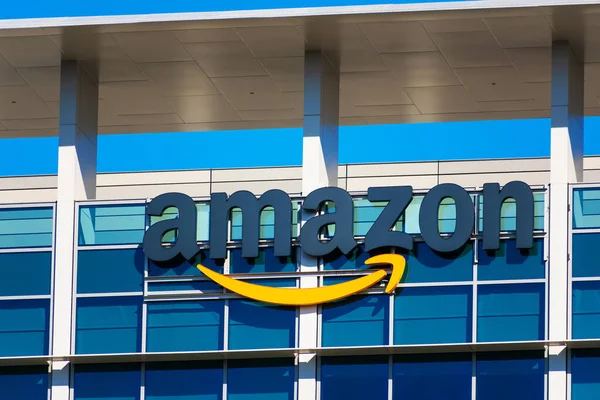 Logotipo de Amazon con su sonrisa naranja — Foto de Stock