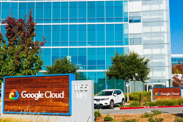 Značka Google Cloud se zobrazuje na kampusu Google — Stock fotografie