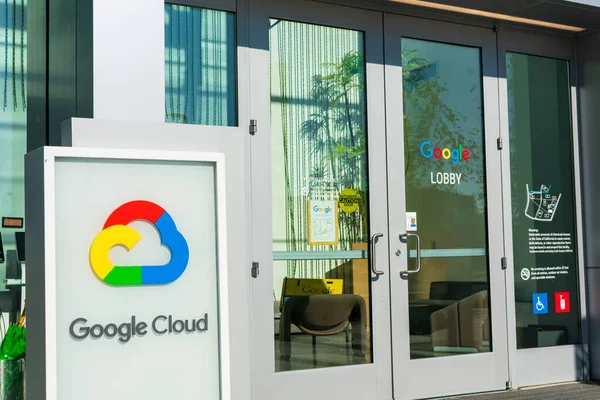Logo de Google Cloud en la entrada de visitantes al vestíbulo del edificio del campus de Google — Foto de Stock
