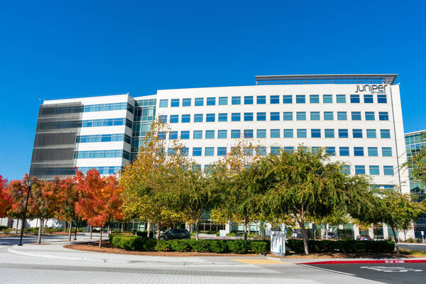 Фасад современного головного офиса Juniper Networks в Силиконовой долине
