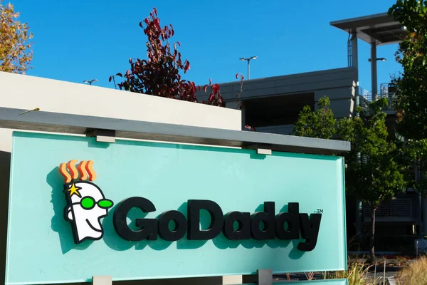 Logotipo GoDaddy no escritório do Vale do Silício de registrador de domínio de internet e empresa de hospedagem web — Fotografia de Stock