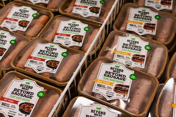 Beyond Meat brand plant-based Beyond Sausage packages — ストック写真