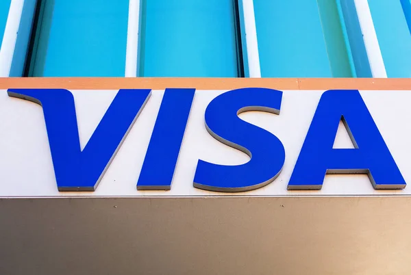 Логотип и вывеска Visa в офисе компании в Икон Вэлли . — стоковое фото