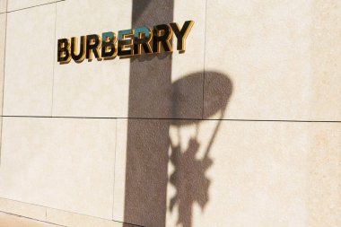 Perakende mağazasının ön cephesinde Burberry logosu.