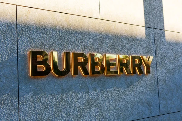 Burberry logo op de gevel van de winkel — Stockfoto