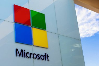 Tuğla ve harç perakende mağazasında Microsoft logosu