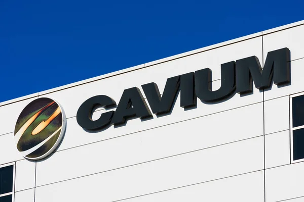 Logotipo de Cavium sobre una fabulosa sede de la empresa de semiconductores . — Foto de Stock