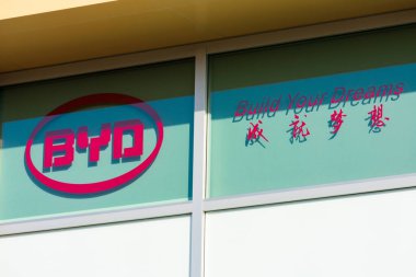 Byd logosu ve 'Hayallerinizi İnşa edin' sloganı Byd ofisinde