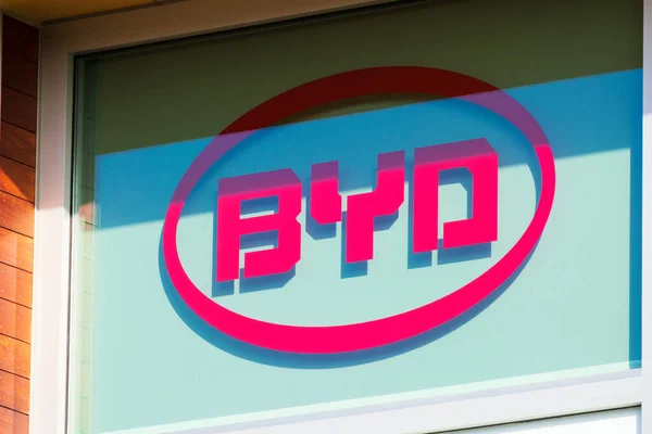 Byd logo na Byd Electronics America Corporation kancelář v Silicon Valley — Stock fotografie