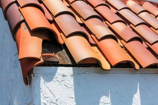 Dachziegel aus Lehm gebrochen. — Stockfoto