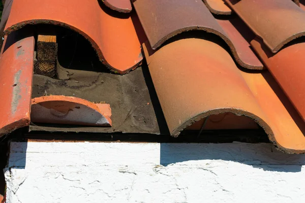 Falta azulejo de arcilla techo . — Foto de Stock