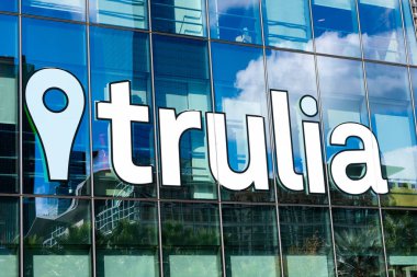 Trulia logosu ve şirket binasının cam cephesine imza atın.