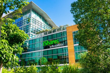 Blackrock logosunun ishares 'i ve finans şirketinin cam cephesine imza.