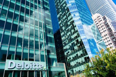 Deloitte logosu şirket merkezinde görülüyor..