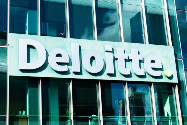 Deloitte logosu şirket merkezinde görülüyor..