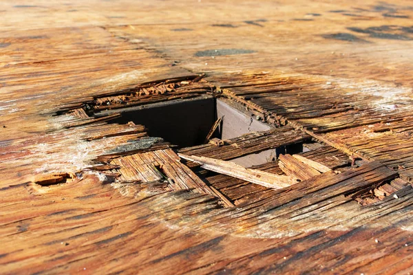 Danos no convés da madeira compensada e manchas de água da água da chuva — Fotografia de Stock