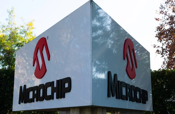 Microchip logo at HQ in Silicon Valley. — ストック写真