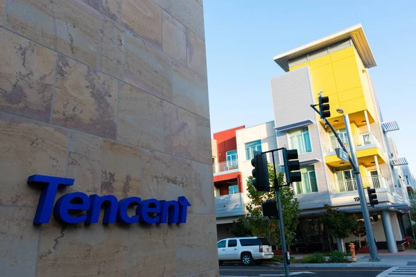 Tencent logo na Silicon Valley kancelář v městském pozadí — Stock fotografie