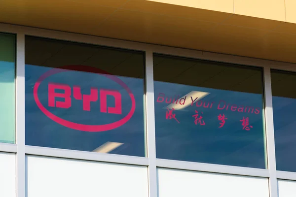 Логотип BYD и слоган "Построи свою мечту" на офисе BYD — стоковое фото