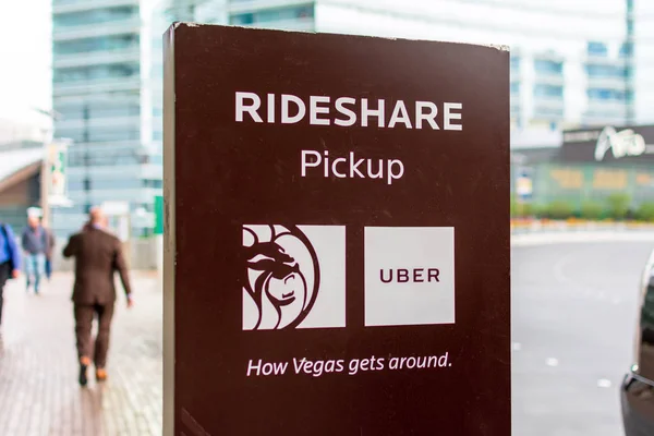 Вывеска "Rideshare pickup" в специально отведенной зоне возле входа в отель — стоковое фото