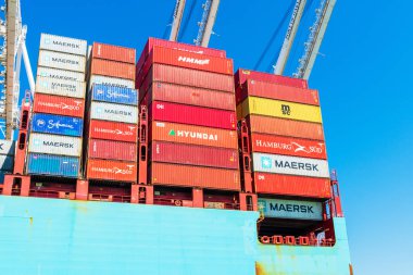Renkli Maersk, Msc, Hamburg Sud konteynırları konteynır gemisine istiflenmiş.