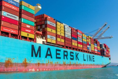 Konteynır gemisi Maersk Hattı 'na yüklenmiş renkli kargo konteynerleri