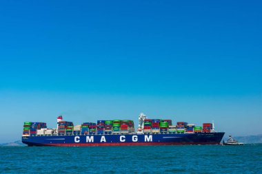 Konteynır kargo gemisi Cma Cgm dolu renkli konteynırlar San Francisco Körfezi 'nde yol alıyor.