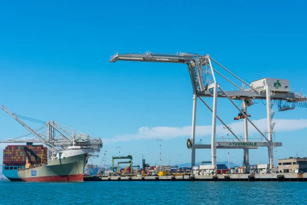 Grúa pórtico barco a costa en Oakland International Container Terminal — Foto de Stock