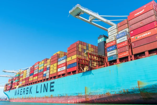 Coloridos contenedores de transporte de carga apilados a bordo del buque portacontenedores Maersk Line — Foto de Stock