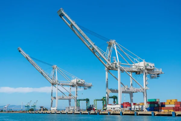 Grúa pórtico barco a costa en Oakland International Container Terminal — Foto de Stock