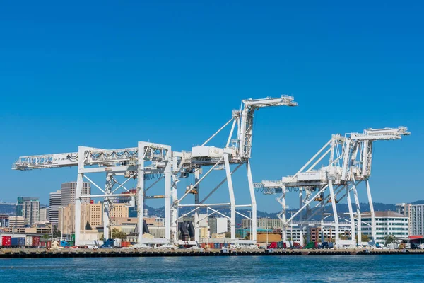 Vista de Oakland International Container Terminal y Oakland centro de la ciudad — Foto de Stock
