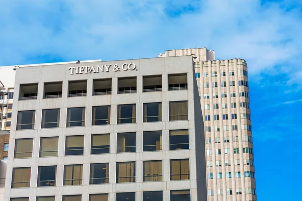 El exterior del edificio Tiffany en Union Square bajo el cielo azul — Foto de Stock