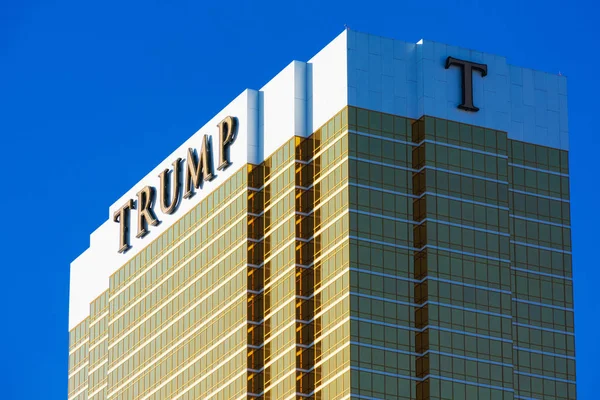 Trump signe sur la façade du gratte-ciel doré de l'hôtel Trump International — Photo