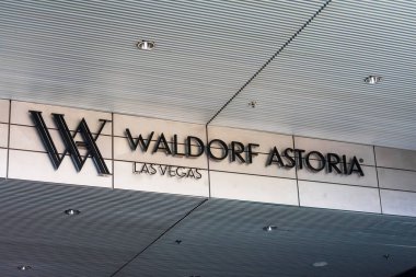 Las Vegas Bulvarı 'ndaki lüks otelde Waldorf Astoria tabelası.