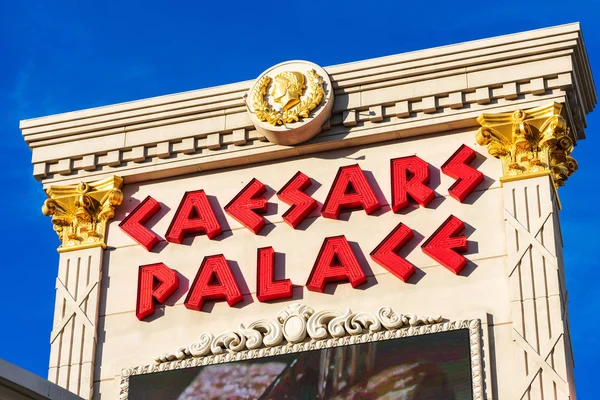 Вывеска "Caesars Palace hotel and casino resort" — стоковое фото