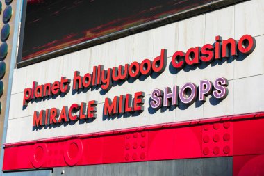 Hollywood Kumarhanesi Gezegeni, Mucize Mil Dükkanı tabelası otel, kumarhane, eğlence ve alışveriş alanının girişinde.