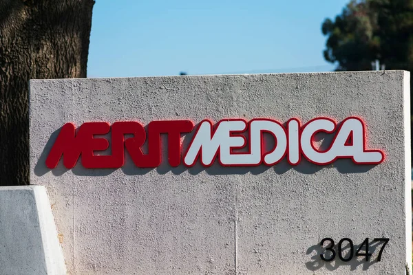 Логотип Merit Medical в офисе компании Merit Medical Systems в Кремниевой долине — стоковое фото