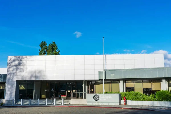 U.S. Citizenship and Immigration Services, USCIS, field office exterior view — Stock Photo, Image