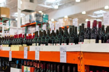 Seçici odaklanma. Costco Depo Kulübü 'ndeki raflarda kırmızı şarap şişeleri sergileniyor.